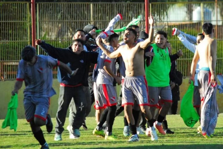 Jugadores de Independiente celebrando el título de campeón del Apertura de Reserva