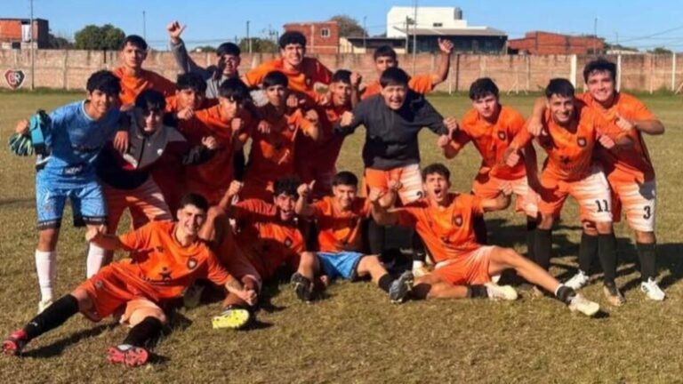 Equipo de fútbol San Jorge posa para foto grupal en la cancha