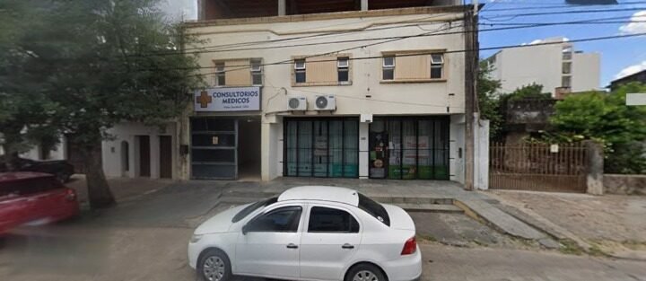 Fachada de policonsultorio en calle Vélez Sarsfield al 1400 de Corrientes donde ocurrió el abuso sexual denunciado