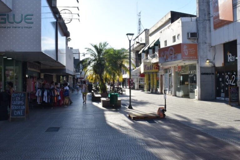 Policía científica en comercio de Junín investigando robo