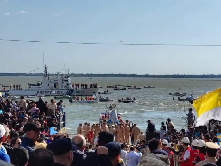 Procesión náutica con las imágenes de la Virgen de Itatí y la Virgen de Caacupé en el río Paraná