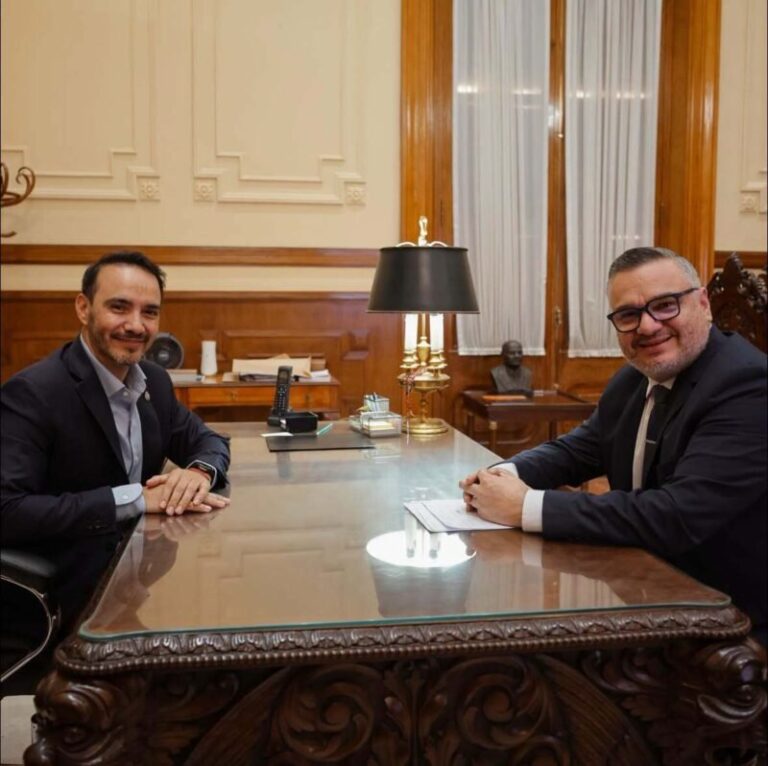 Gobernador Juan Pablo Valdés en reunión con intendentes