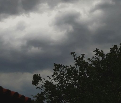 Cielo nublado sobre la ciudad de Corrientes