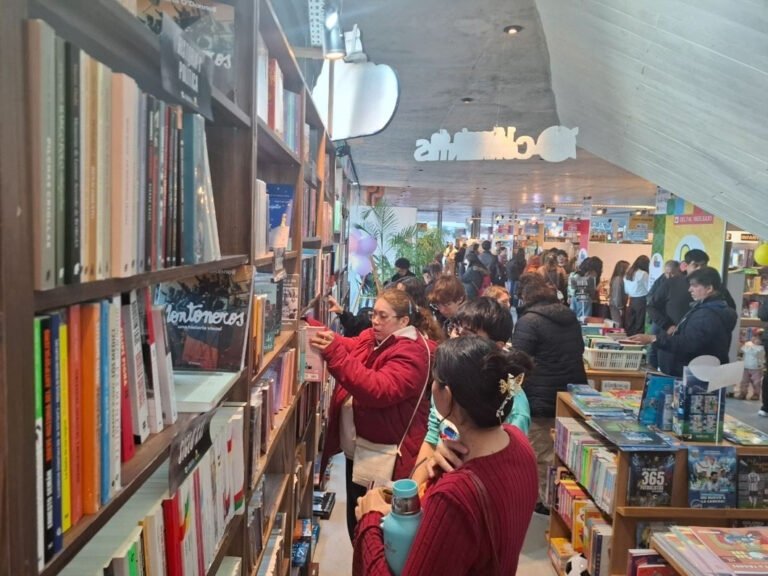 Visitantes recorriendo los stands de la 16ª Feria Provincial del Libro de Corrientes en el Edificio Tecnológico de La Unidad