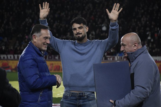 Juan Manuel Flaco López recibe placa de homenaje de Lanús