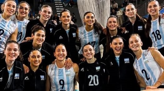 Victoria Caballero en acción durante el partido de Las Panteras contra Venezuela en la Copa Sudamericana