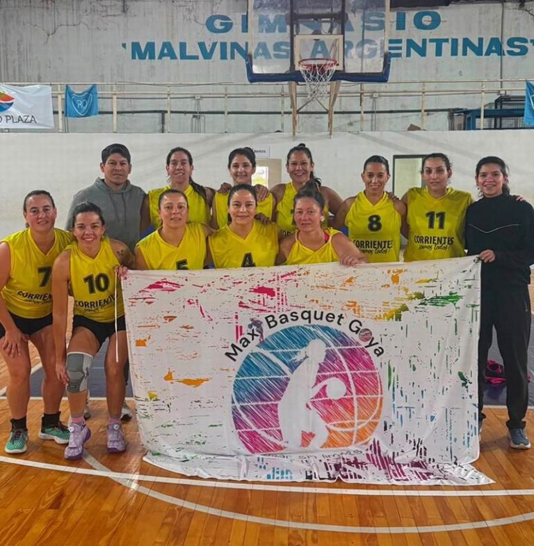 Equipo Las Yacarecitas de Corrientes campeonas de Maxibásquet +35