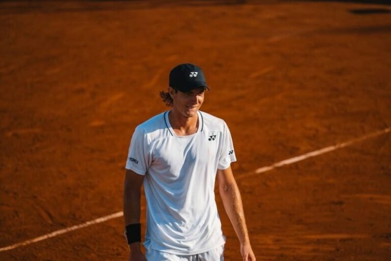 Lautaro Midón y Carlos María Zárate en cancha de tenis