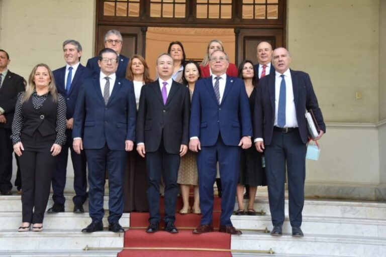 Reunión de diputados y senadores correntinos con el embajador de China Wang Wei en la Legislatura
