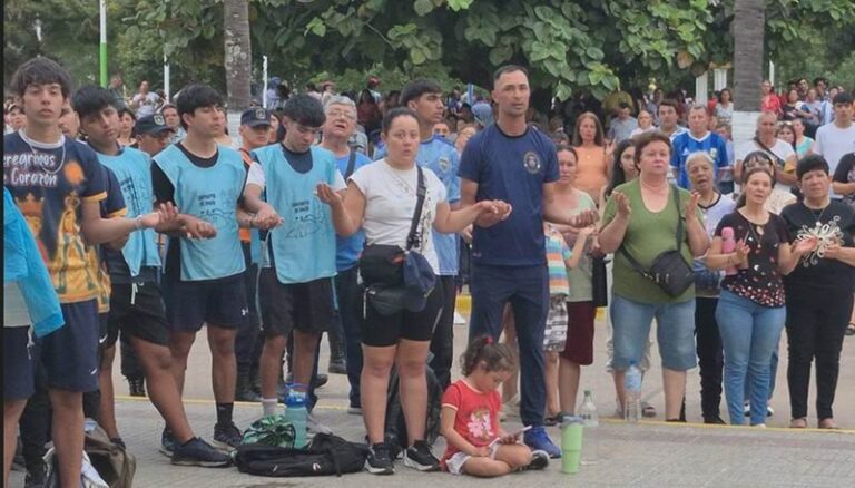Peregrinos reunidos frente al templo parroquial de San Luisito durante la misa de clausura de la 126ª Peregrinación a Itatí