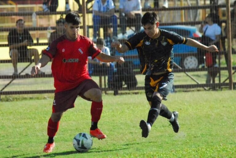 Partido de fútbol de la Liga Correntina con jugadores de Mandiyú en acción