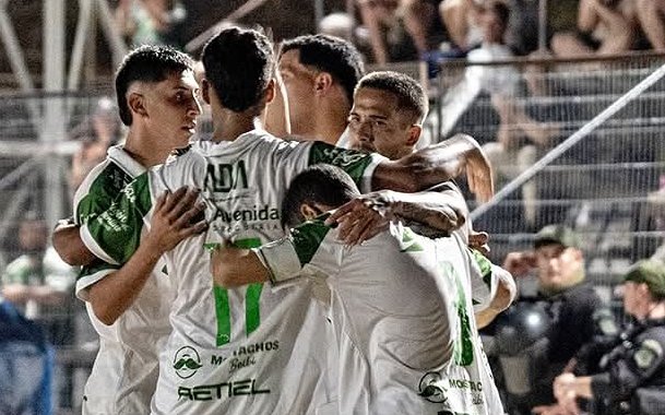 Partido de fútbol entre Mandiyú y Talleres en la Liga Corrientina
