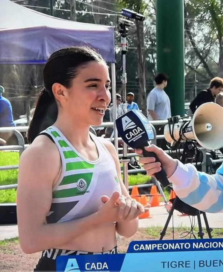 Atleta correntina María Paz Romero en pista de atletismo