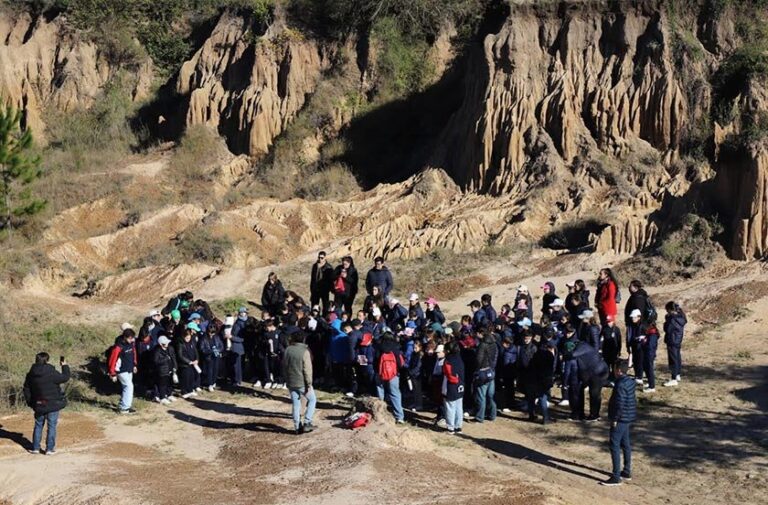Alumnos del Colegio San José de Corrientes en el Yacimiento Fosilífero Toropí