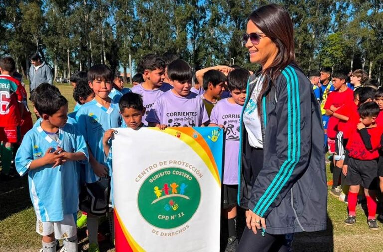 Niños jugando al fútbol en el Polideportivo Municipal de Bella Vista durante el Mundialito 2026