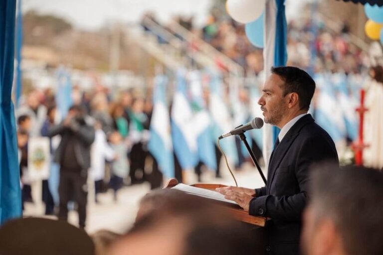 Gobernador Juan Pablo Valdés hablando en el acto central por el 194º aniversario de Mercedes, con autoridades y público presente