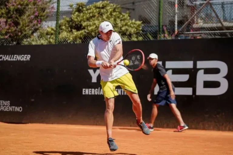 Lautaro Midón en partido de tenis sobre polvo de ladrillo