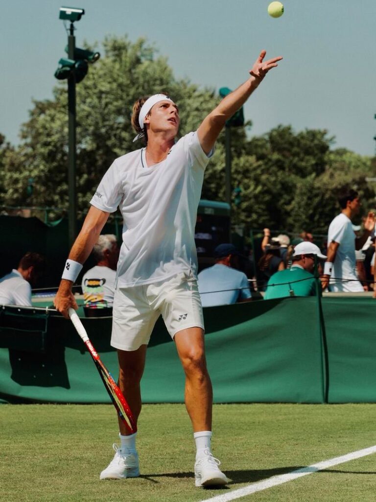 Lautaro Midón durante un partido de tenis