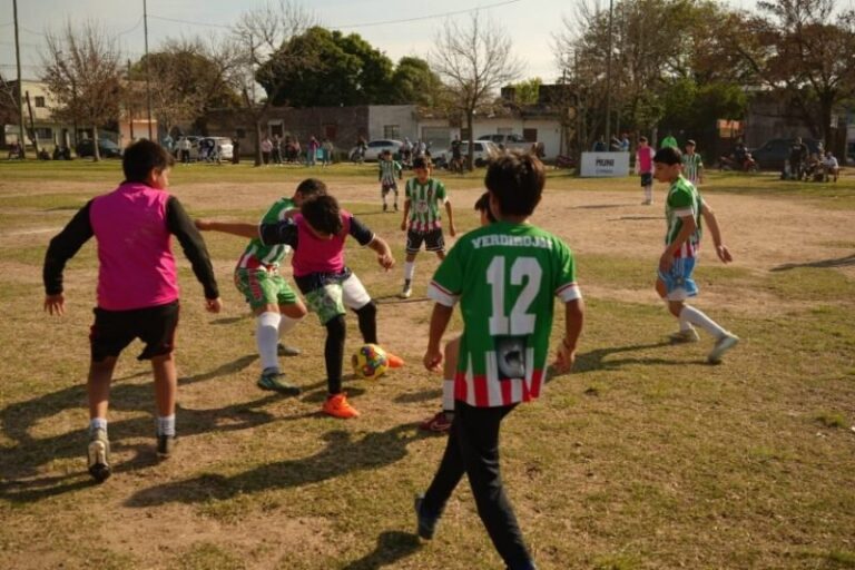 Niños jugando al fútbol en la plaza del barrio San Gerónimo durante el Mundialito infantil de Corrientes