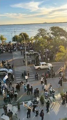 Imagen ilustrativa de una motocicleta en la Costanera de Corrientes durante un festejo