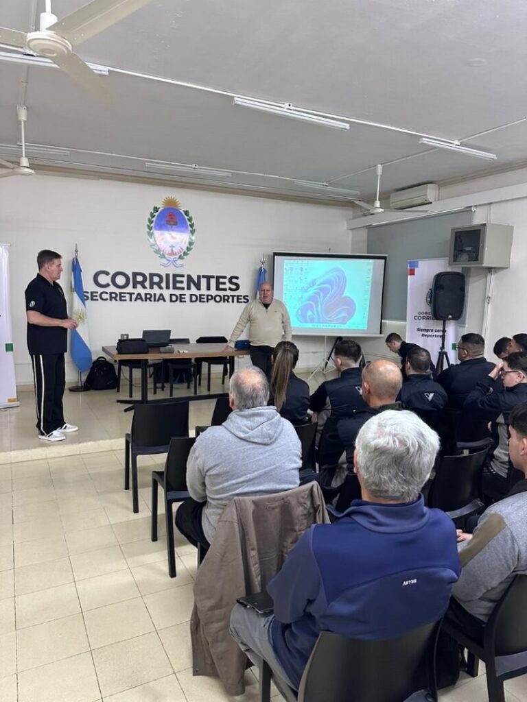 Pablo Estévez durante la clínica anual para árbitros y comisionados técnicos en la Secretaría de Deportes de Corrientes