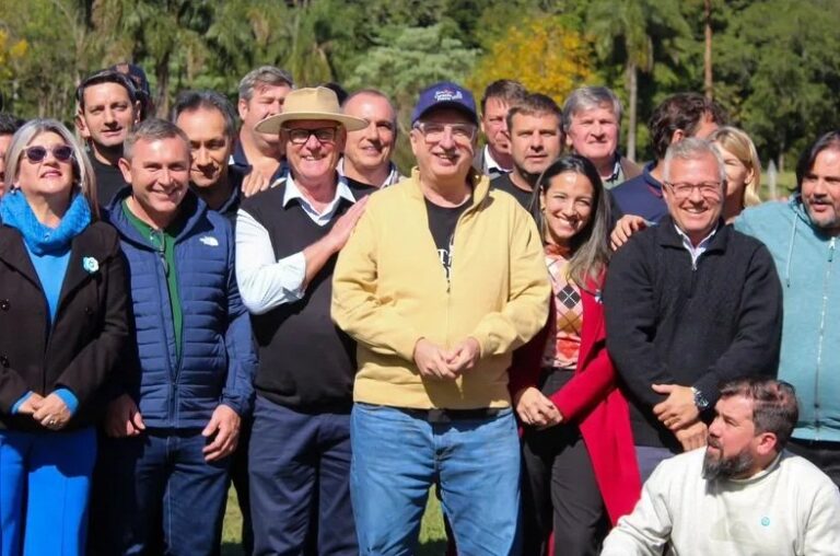 Cartel de Bienvenidos a la Tierra Colorada en el límite entre Corrientes y Misiones