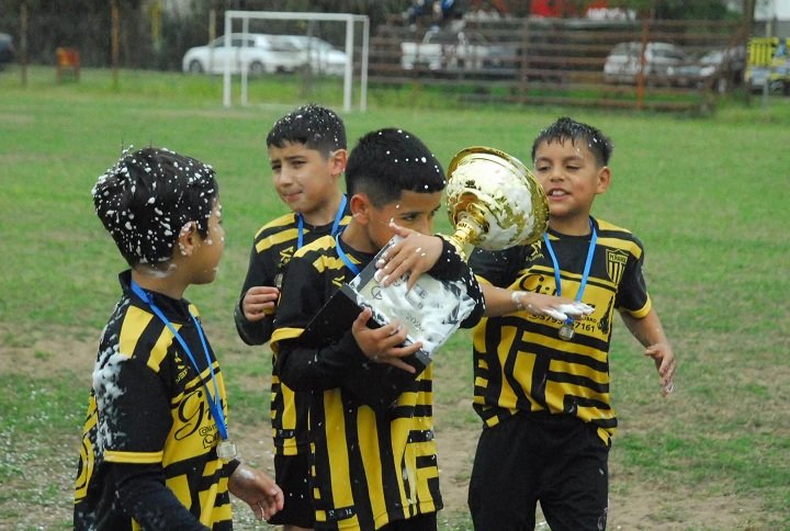 Jugadores del equipo de Peñarol celebrando el título en la categoría Sub-9 de la Liga Correntina de Fútbol