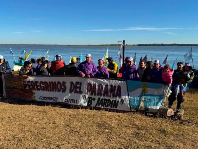 Embarcaciones de los Peregrinos del Paraná navegando en el río Paraná rumbo a Itatí
