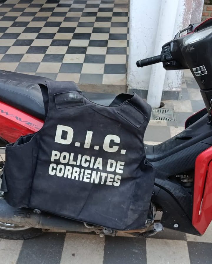 Moto Honda Wave roja y mochila con iPhones incautados en operativo policial en Corrientes