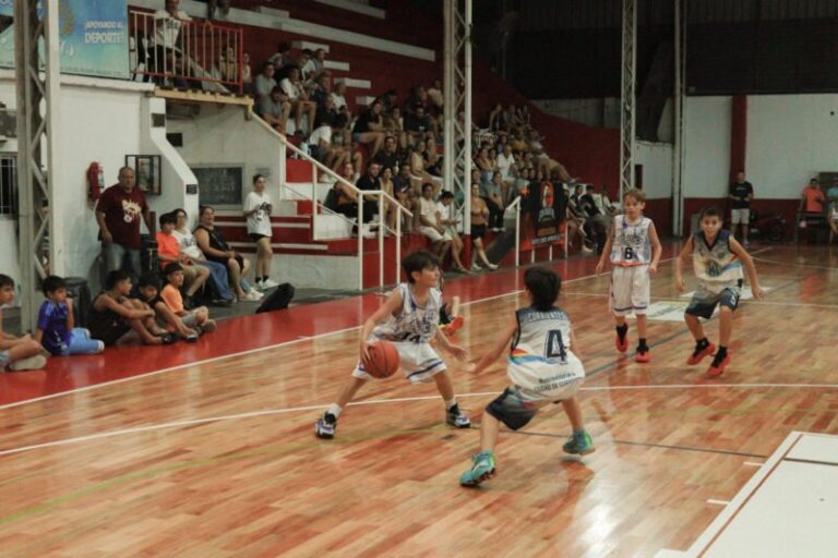 Jugadores de básquet infantil en entrenamiento