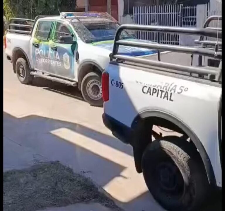 Móvil policial en la calle del barrio Chiquita durante el procedimiento
