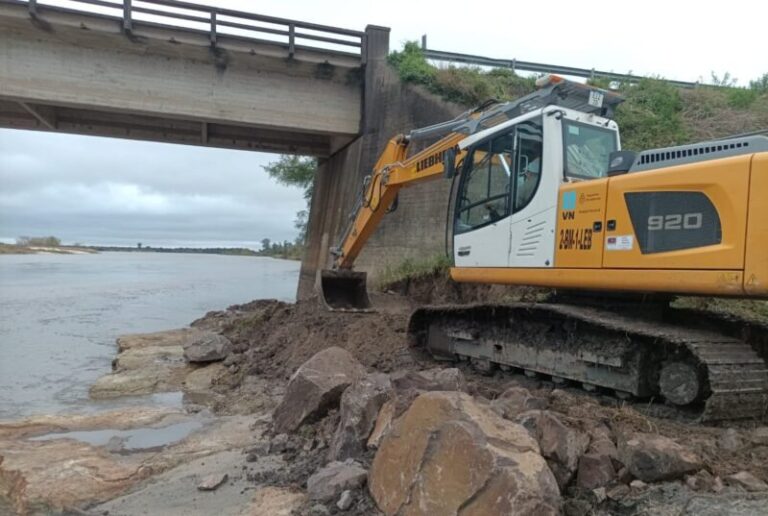 Trabajos de refuerzo en el puente Santa Rosa sobre el río Corriente