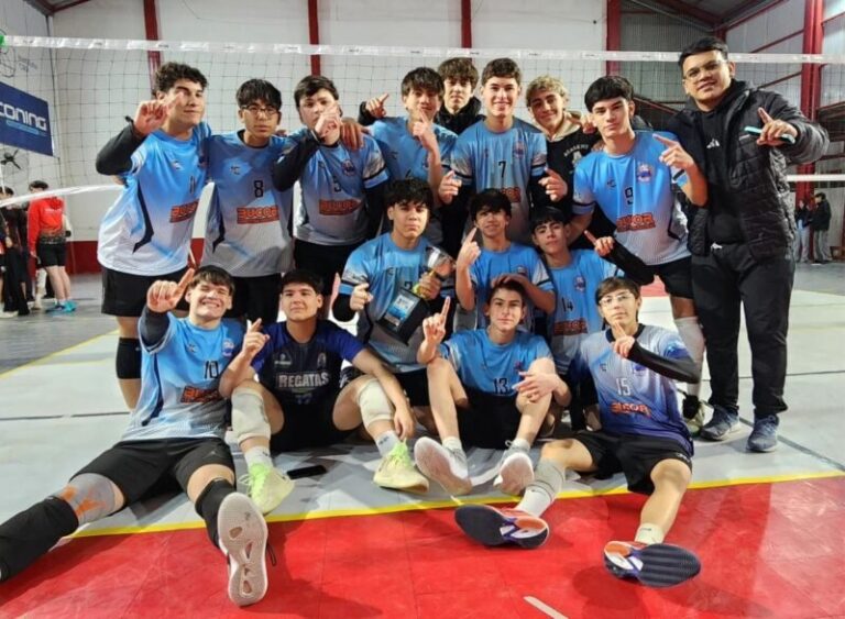 Equipo masculino de vóley Sub16 de Regatas Corrientes celebrando el campeonato