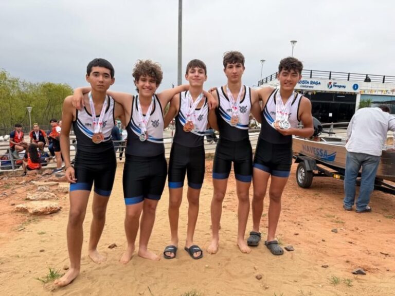 Remeros del Club de Regatas Corrientes en el Sudamericano U17 de Asunción