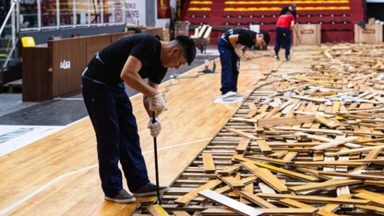 Trabajos de renovación del parquet en el estadio del Club San Martín de Corrientes