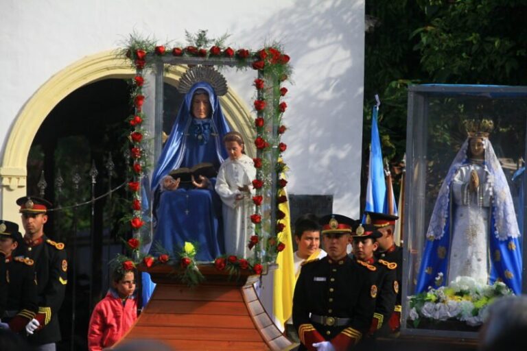 Iglesia de Santa Ana de los Guácaras durante la fiesta patronal