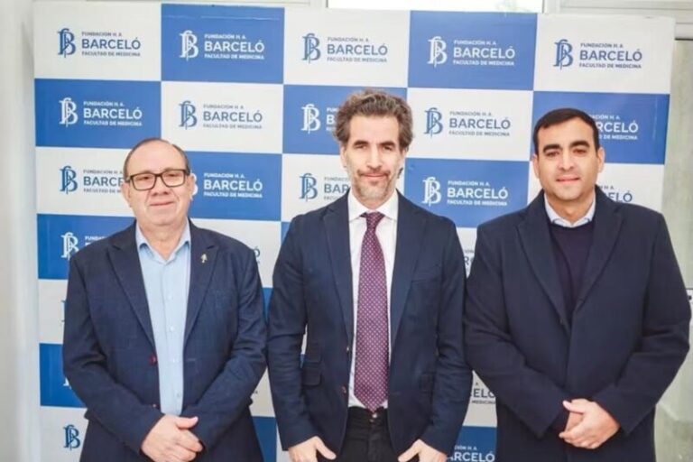 Firma de convenio entre el intendente de Santo Tomé y representantes de la Fundación Barceló