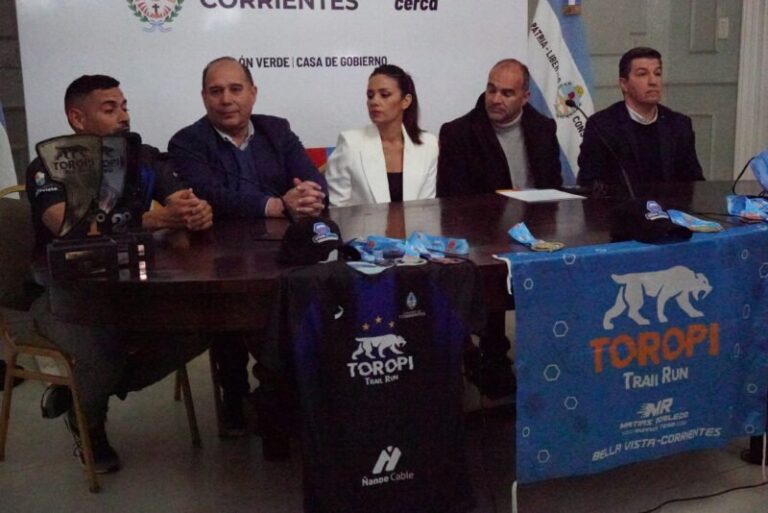 Presentación del Toropí Trail Run en el Salón Verde de Casa de Gobierno con autoridades municipales y provinciales