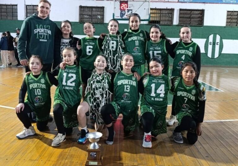 Equipo de Sportiva Esquinense celebrando el campeonato provincial de la Liga PreFederal de Mini Femenina