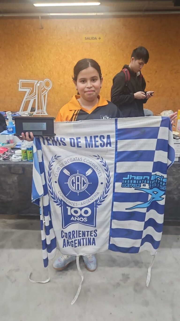 Anita Romero con la medalla de subcampeona nacional en Tenis de Mesa Sub-11