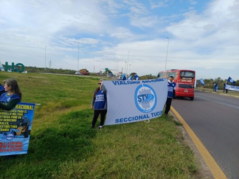 Trabajadores viales en manifestación en la Ruta 16, rotonda de acceso al Chaco