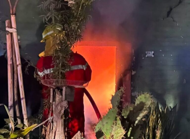 Vivienda incendiada en calle Benjamín Virasoro de San Roque