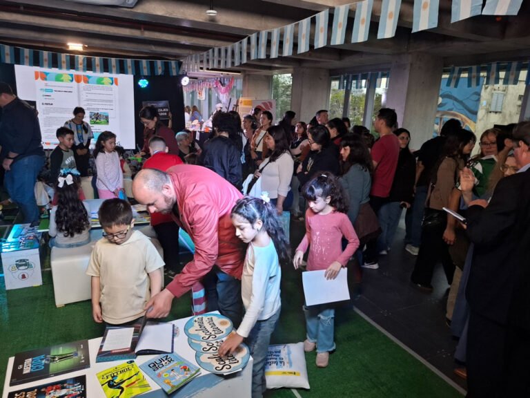 Cartel de la 16ª Feria Provincial del Libro de Corrientes con el lema Historias para alentar