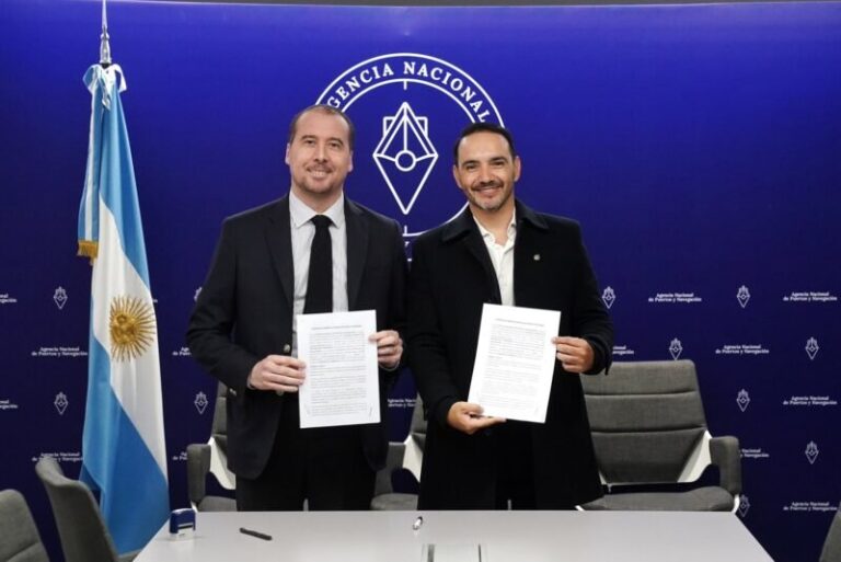 Gobernador Juan Pablo Valdés firma convenio de comodato de embarcaciones
