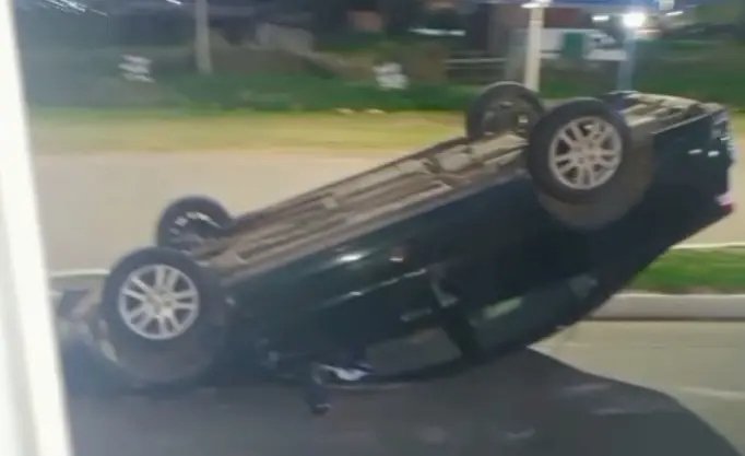 Automóvil volcado sobre la calzada en la Ruta Provincial N° 5