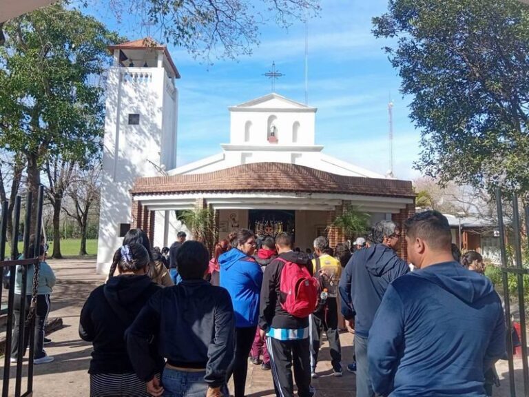 Peregrinos caminando hacia el santuario de San Cayetano en Riachuelo
