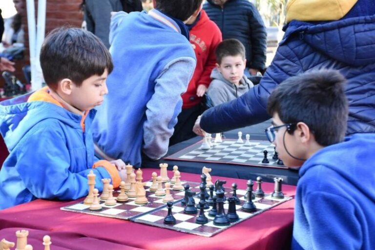 Tablero de ajedrez con piezas en la Costanera de Corrientes