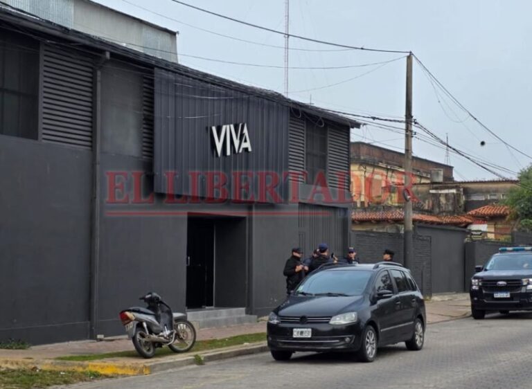Fachada del gimnasio Viva en Corrientes durante el allanamiento
