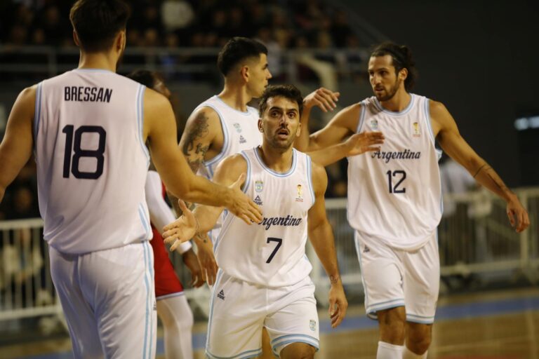 Jugadores de la selección argentina de básquetbol en el partido contra Puerto Rico