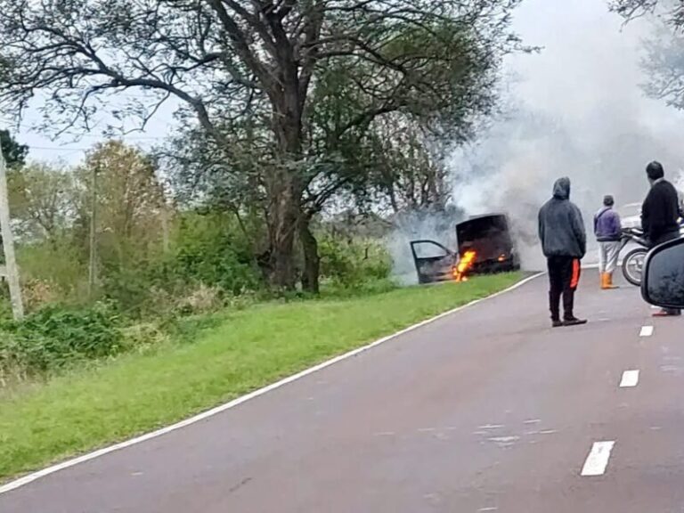 Automóvil incendiado en la Ruta Provincial N° 20 cerca de Itatí